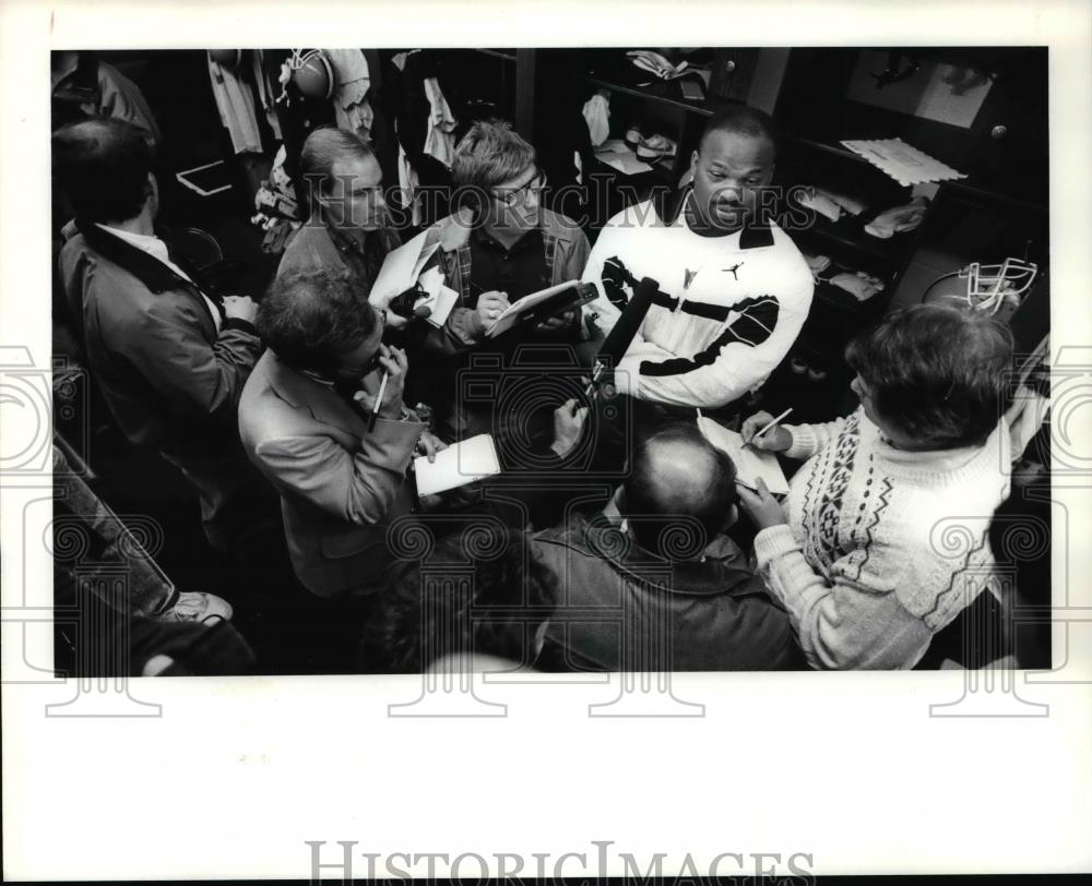 1990 Press Photo Michael Dean Perry answers questions in the Browns headquarters - Historic Images