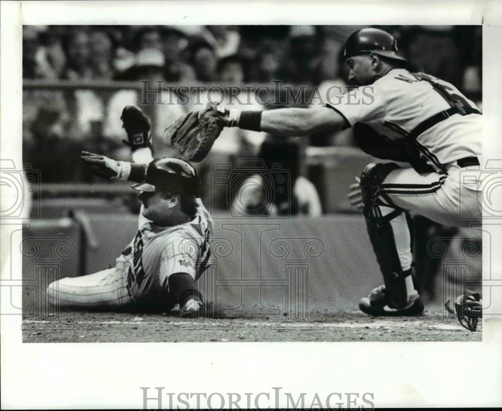 1989 Press Photo: Dwyer safe at home, throw by Dave Hengel - Indians vs. Twins - Historic Images