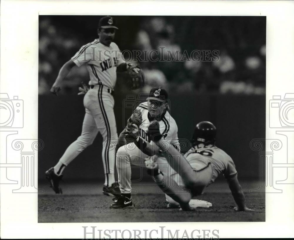 1991 Press Photo Hulett out trying to steal 2nd, Lewis covers. Cleveland Indians - Historic Images