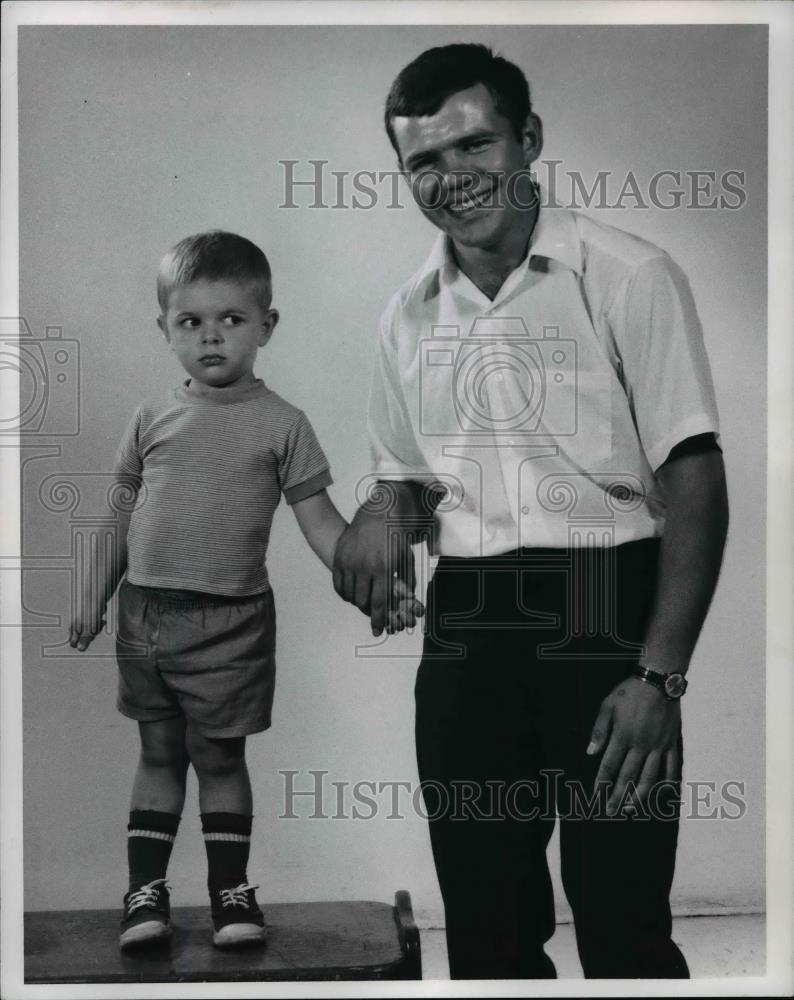 1971 Press Photo Boxer Frank Kolovrat and son Frankie Jr. - cvb63778 - Historic Images