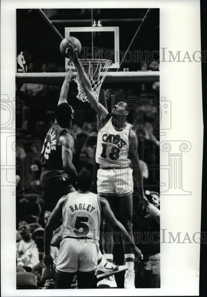 1987 Press Photo Buck Williams scores against John Williams in the 1st quarter. - Historic Images