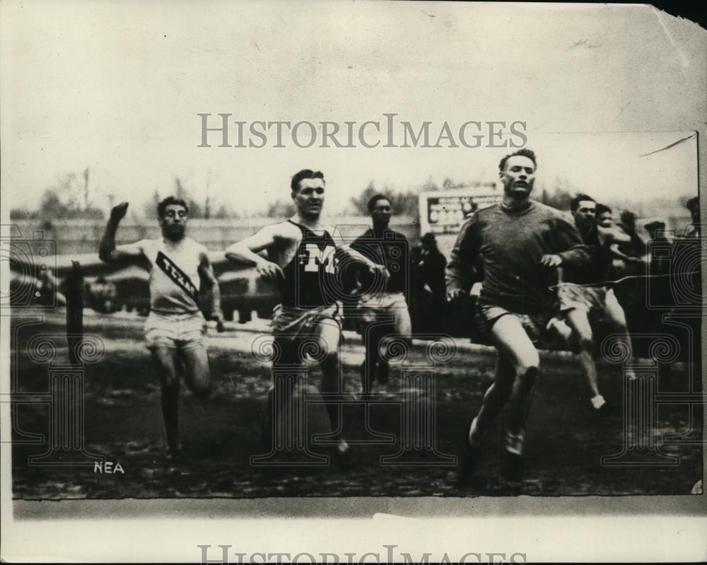 1926 Press Photo Gordon Locke sets 100 yard dash record at Drake Relays - Historic Images