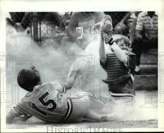 Press Photo Angie McCall shows jubilation after tagging Marcie Herwig (15) - Historic Images