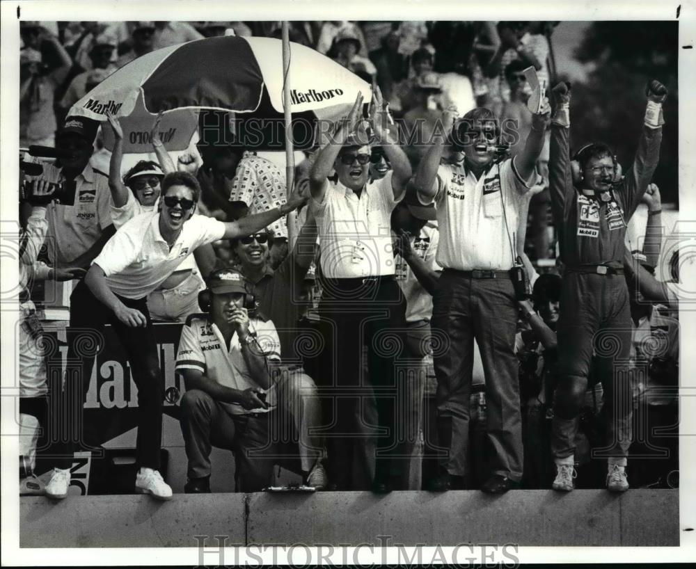 Press Photo Fittipaldi pit crew celebrate victory - cvb64245 - Historic Images