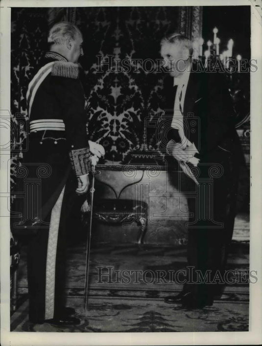 Press Photo Gen. Franco receiving credentials from Lincoln McVeigh - nef02039 - Historic Images