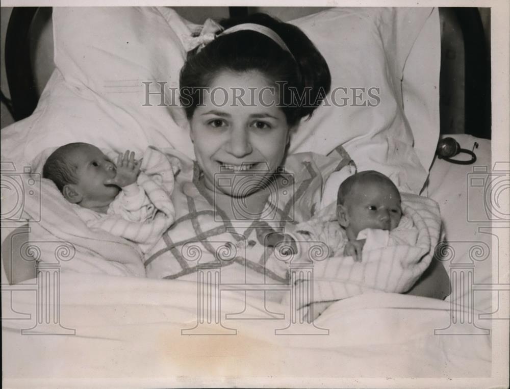 1936 Press Photo Mrs. Louis Zabel of Nebraska with her sons David and Dwain - Historic Images