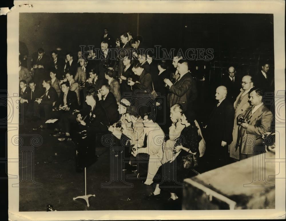 1935 Press Photo Cameramen film broadcast of Eno Crime Clues - nef01580 - Historic Images