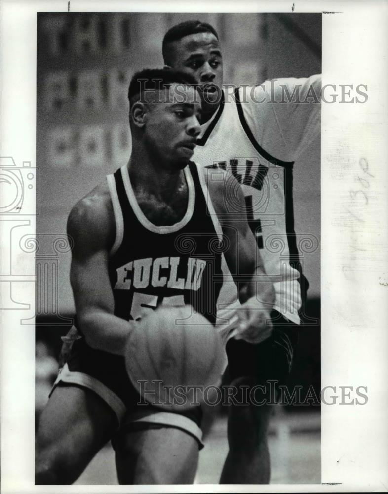1990 Press Photo Terry Roscoe, Euclid against Brian Owens of Glenville High. - Historic Images