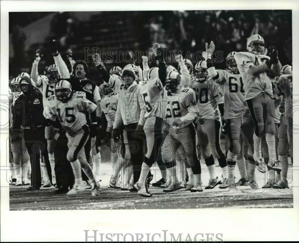 1986 Press Photo St. Edwards&#39; Bench Cheers Chris Williams TD in the 4th Quarter - Historic Images