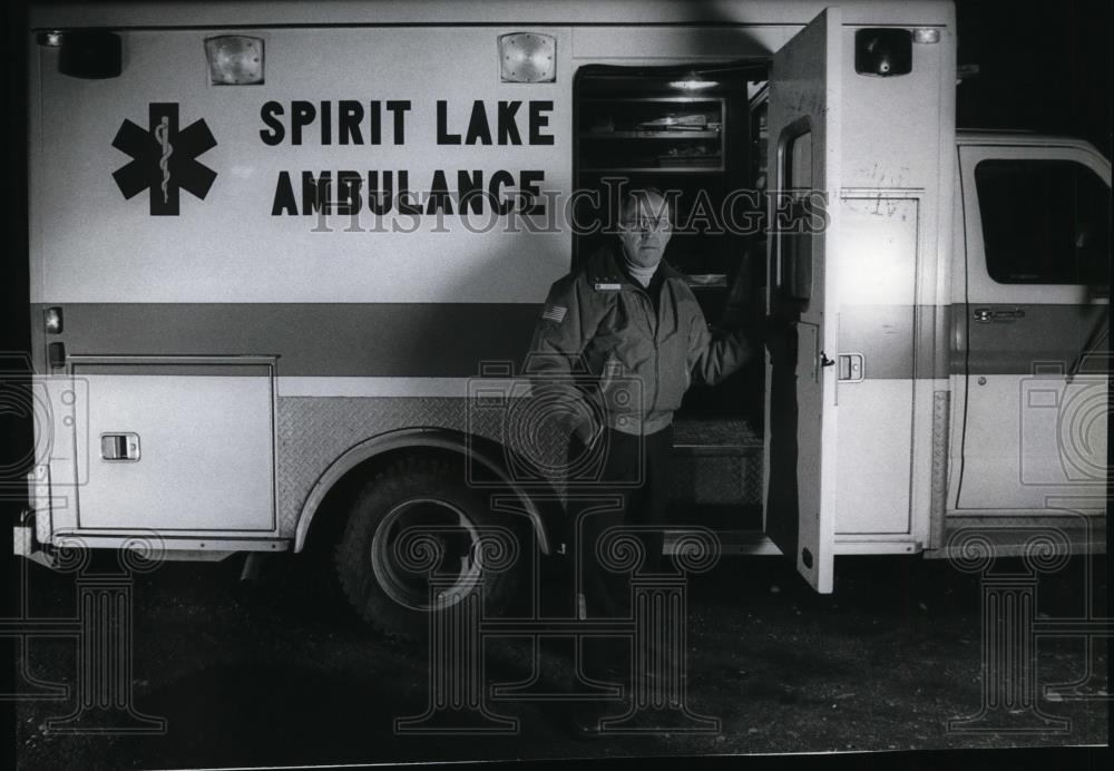 1990 Press Photo Joe Miller Volunteer Spirit Lake Ambulance spa23070