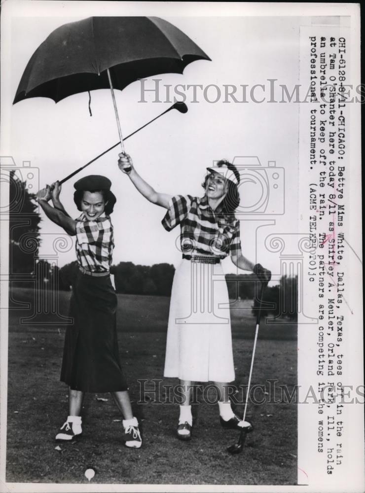 1949 Press Photo Bettye Mims White tees off while Shirley Meuler holds umbrella - Historic Images