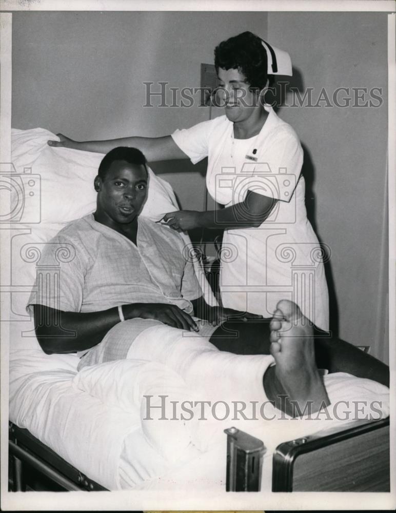 1966 Press Photo Chicago Bears Andy Livingston &amp; nurse Paulette Adams - Historic Images