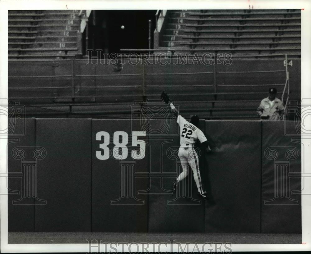 1990 Press Photo Candy Maldonado Watching Home Run of Pete Incaviglia - Historic Images