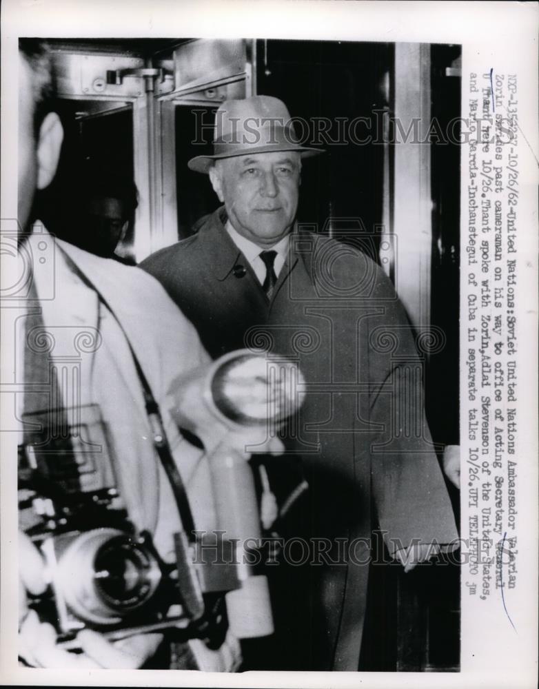 1962 Press Photo Soviet Ambassador to the UN Valerian Zorin walks to office - Historic Images