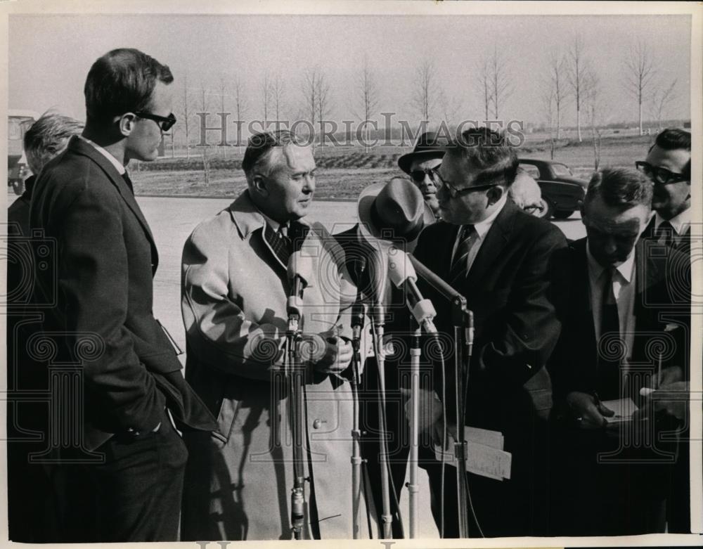 1966 Press Photo Labor Party leader Harold Wilson meets American newsmen - Historic Images