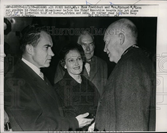 1959 Press Photo Vice President & Mrs Richard Nixon say goodbye to Eisenhower - Historic Images