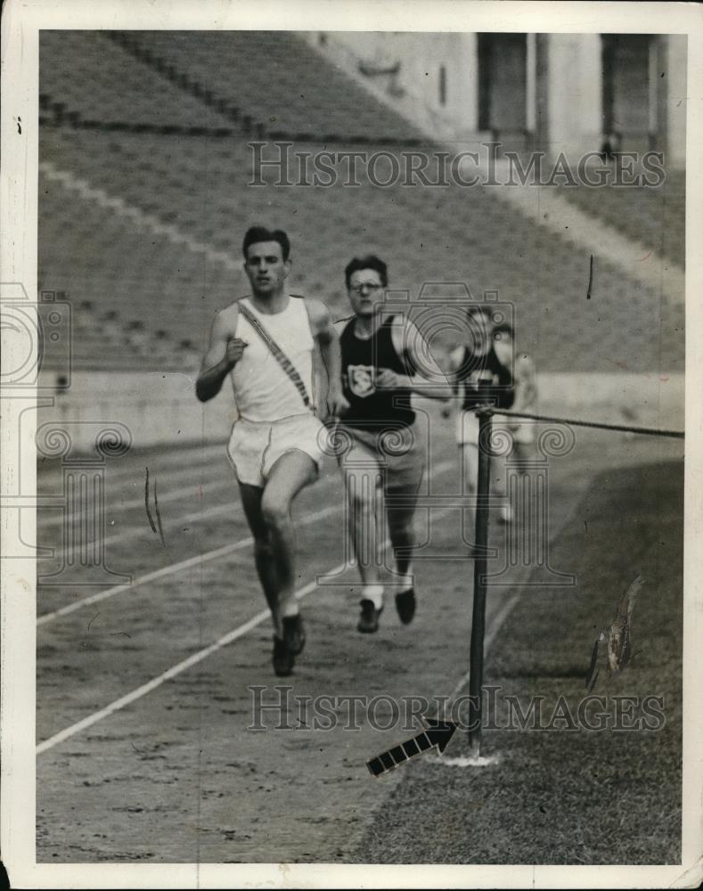 1928 Press Photo runners practicing pace judgement by reaching markers in time - Historic Images