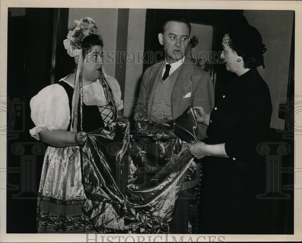 1947 Press Photo Mildred Gornsweet with Stage Director Robert Perry - nee94872 - Historic Images