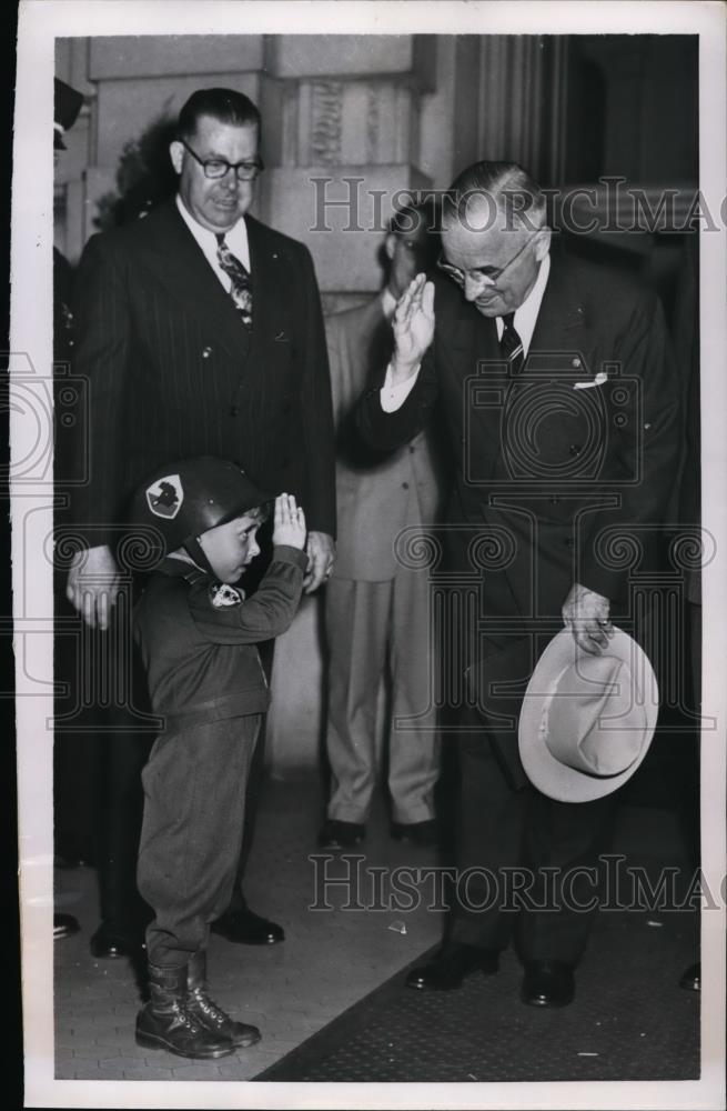1951 Press Photo President Truman returns salute given by Louis Jensen - Historic Images