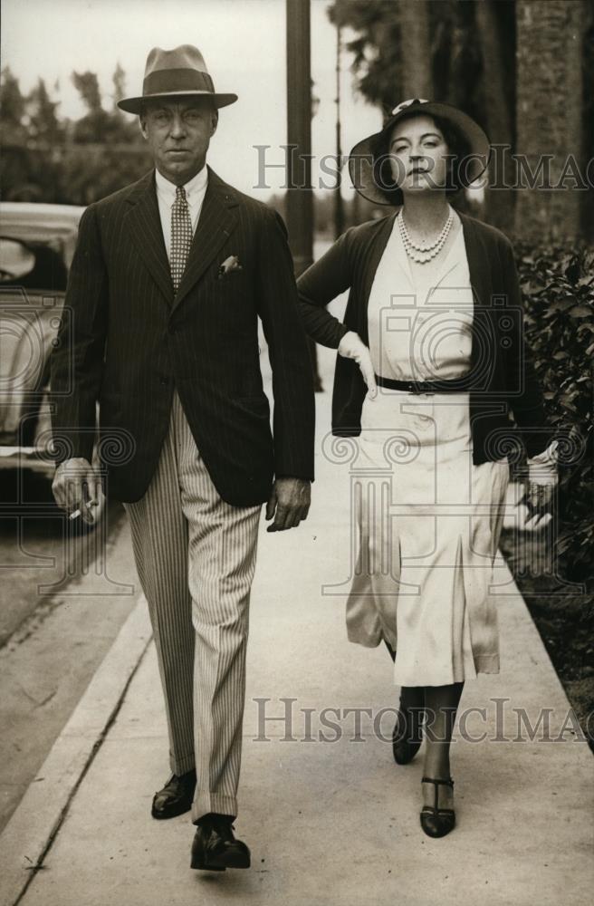 1932 Press Photo Mr. and Mrs. Leonard Thomas of NYC society stroll in Palm Beach - Historic Images