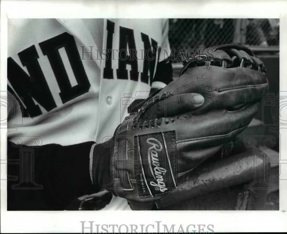 1988 Press Photo Mel Hall&#39;s glove - cvb57919 - Historic Images