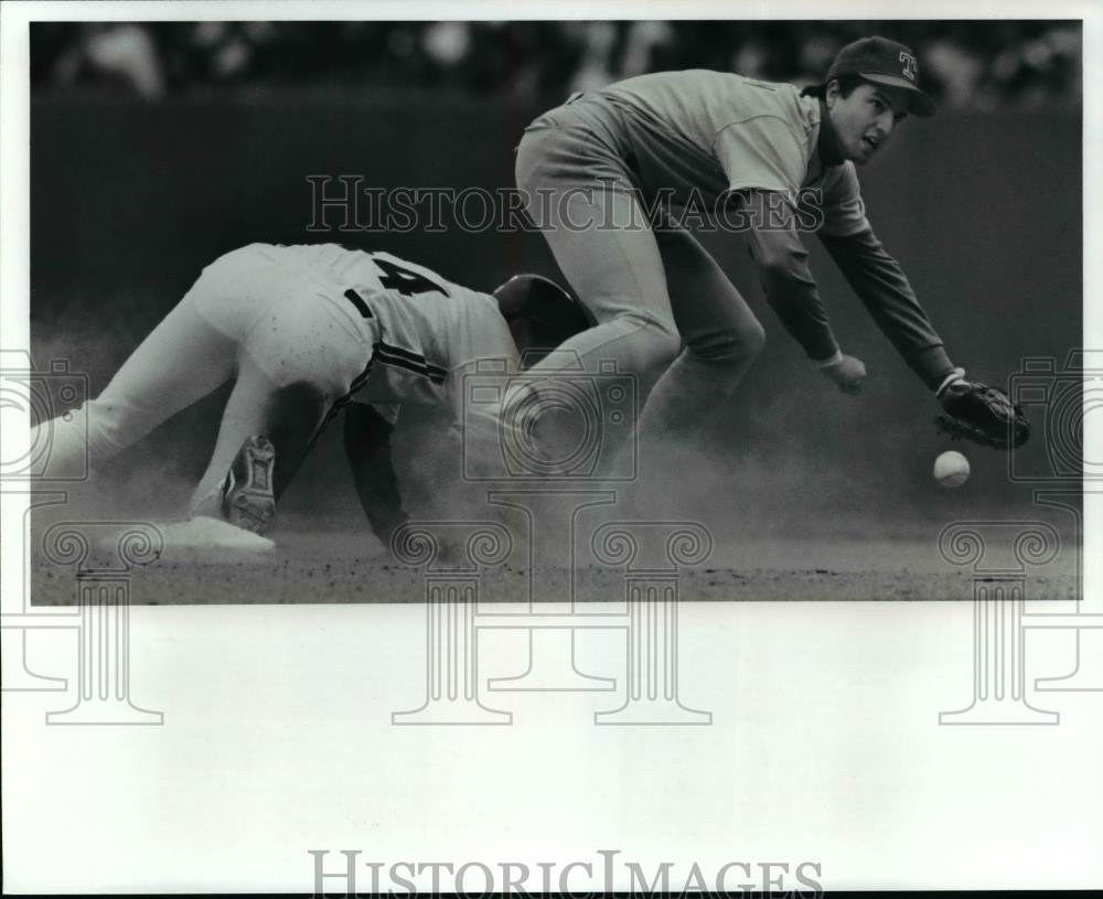 1991 Press Photo Texas Rangers Jeff Huson loses ball. - cvb57780 - Historic Images