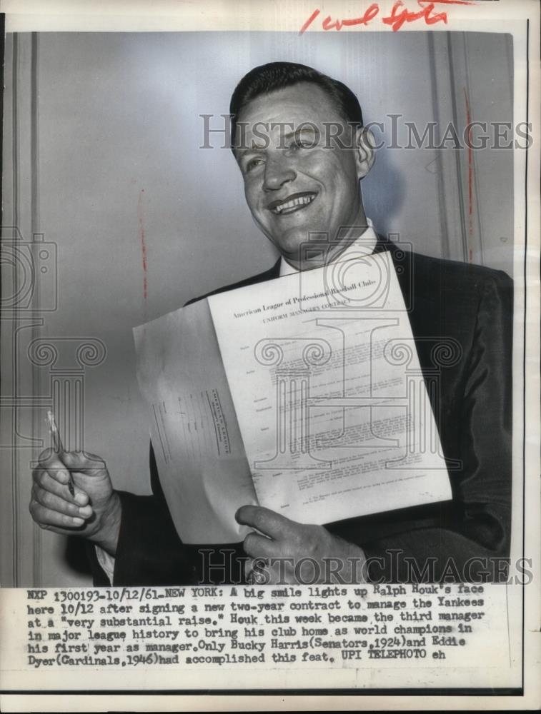 1961 Press Photo Ralph Houk signs 2 year contract as Yankees manager - net04310 - Historic Images