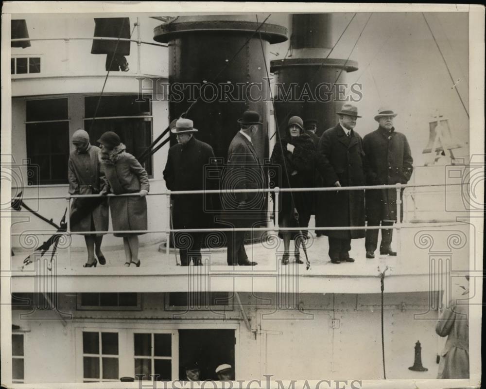 1941 Press Photo Pres.Herbert Hoover and Member of his party at S.S Greenbrier - Historic Images