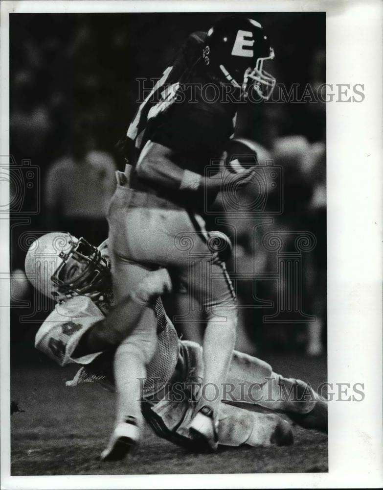 1985 Press Photo Euclid&#39;s Dave Potoka (QB) looks doomed by manages to escape - Historic Images