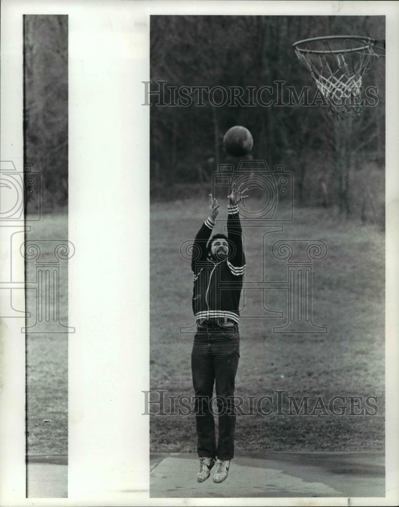 1983 Press Photo Alan Hornyak Shooting Baskets at the Local Playground - Historic Images