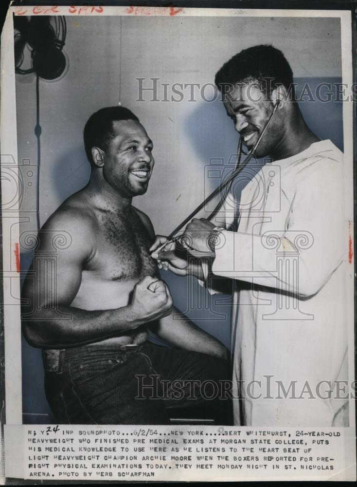 1954 Press Photo Boxer Bert Whitehurst examines boxing champ Archie Moore - Historic Images