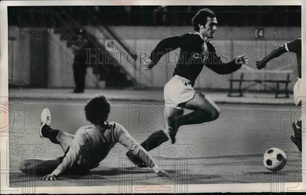 1975 Press Photo Boston goalie Emilio Costa vs Vito Colonna at soccer game - Historic Images