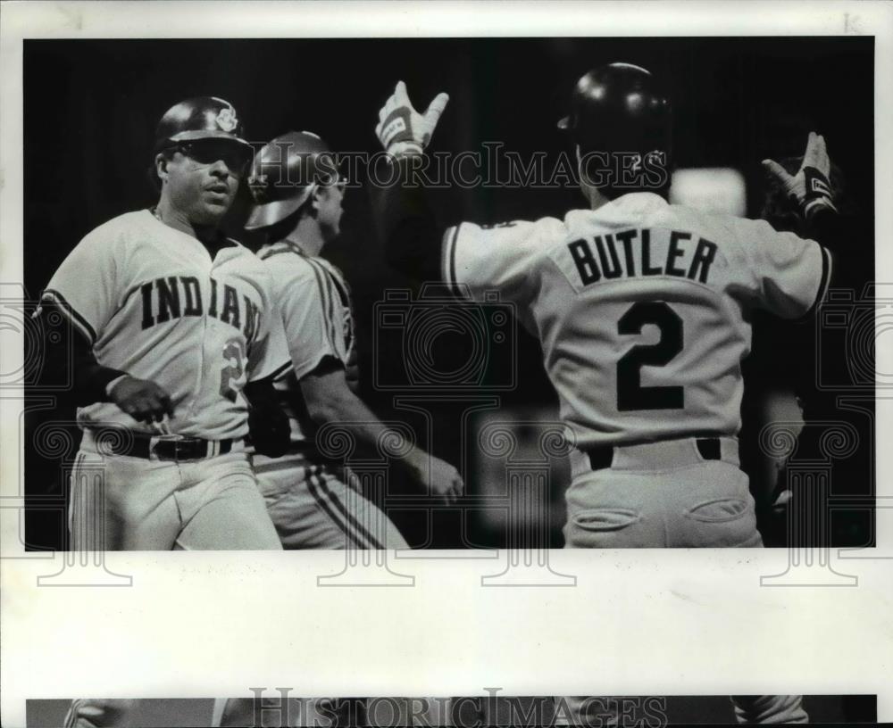 1986 Press Photo Brett Butler greets Andy Thorton at the plater after scoring - Historic Images