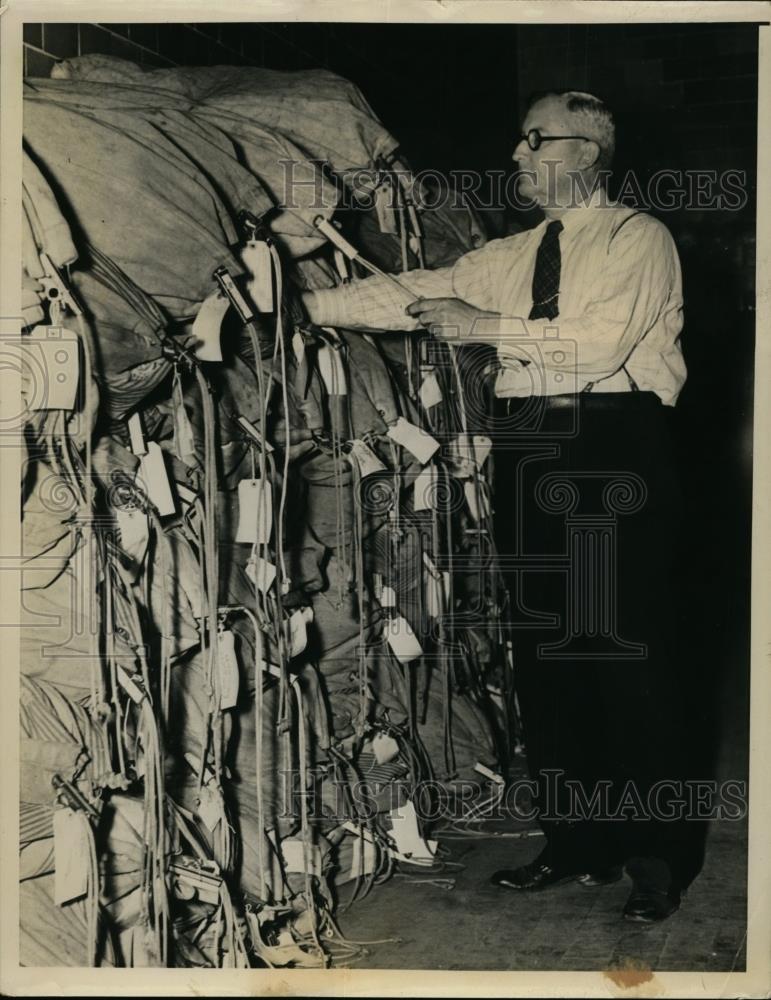 1939 Press Photo Assistant Mail Superintendent TB Sherill looks at mail shipment - Historic Images