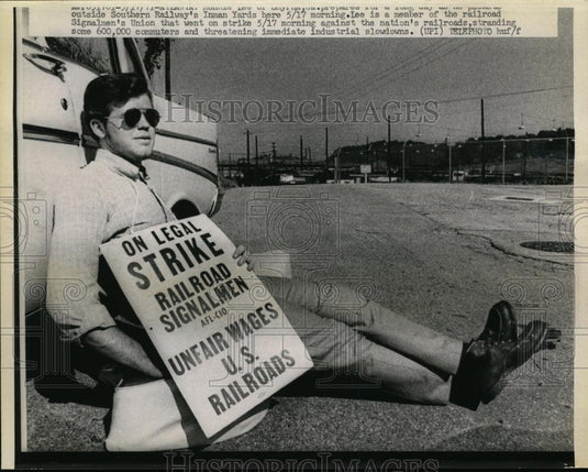 1971 Press Photo Ronnie Lee Pickets Outside Southern Railway's Inman Yards - Historic Images
