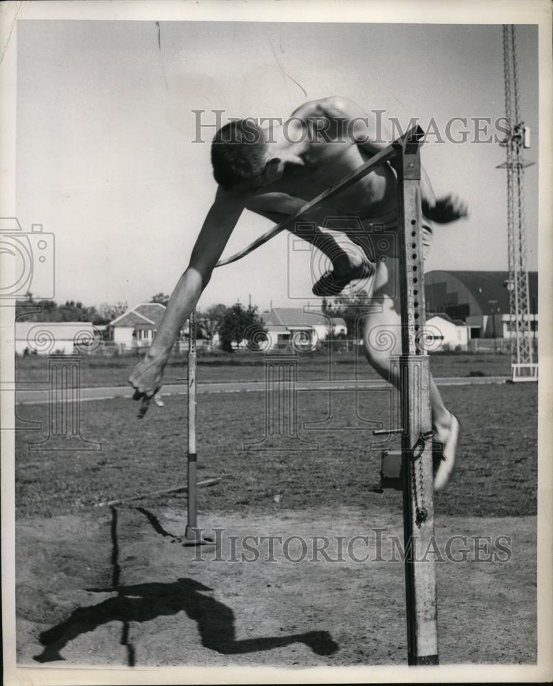 1952 Press Photo East Exas State track star Chuck Holding - net01109 - Historic Images