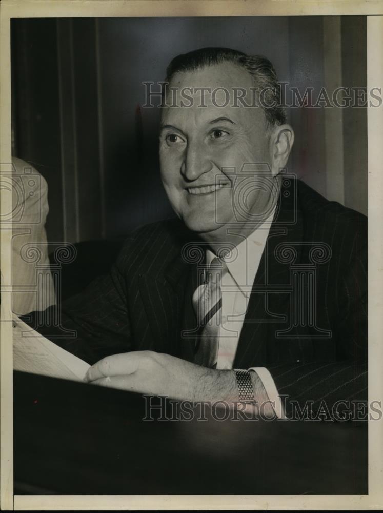 1952 Press Photo Senator William Benton Appears To Be Cheerful Before The Trial - Historic Images