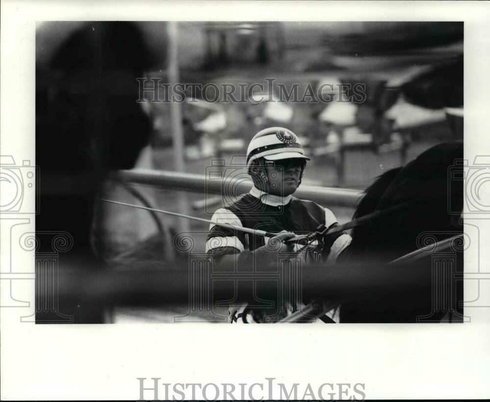 1986 Press Photo Don O&#39;Dwyer Rides Behind the Gate at the Start of a Race - Historic Images