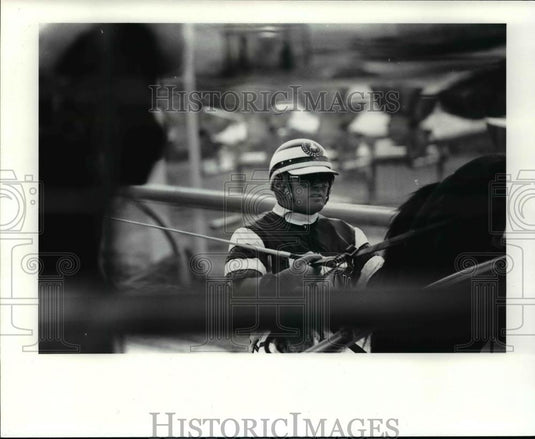 1986 Press Photo Don O'Dwyer Rides Behind the Gate at the Start of a Race - Historic Images