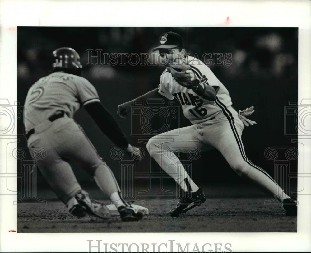 1991 Press Photo Fermin, Felix of the Indians moves into 2nd base  - cvb57739 - Historic Images