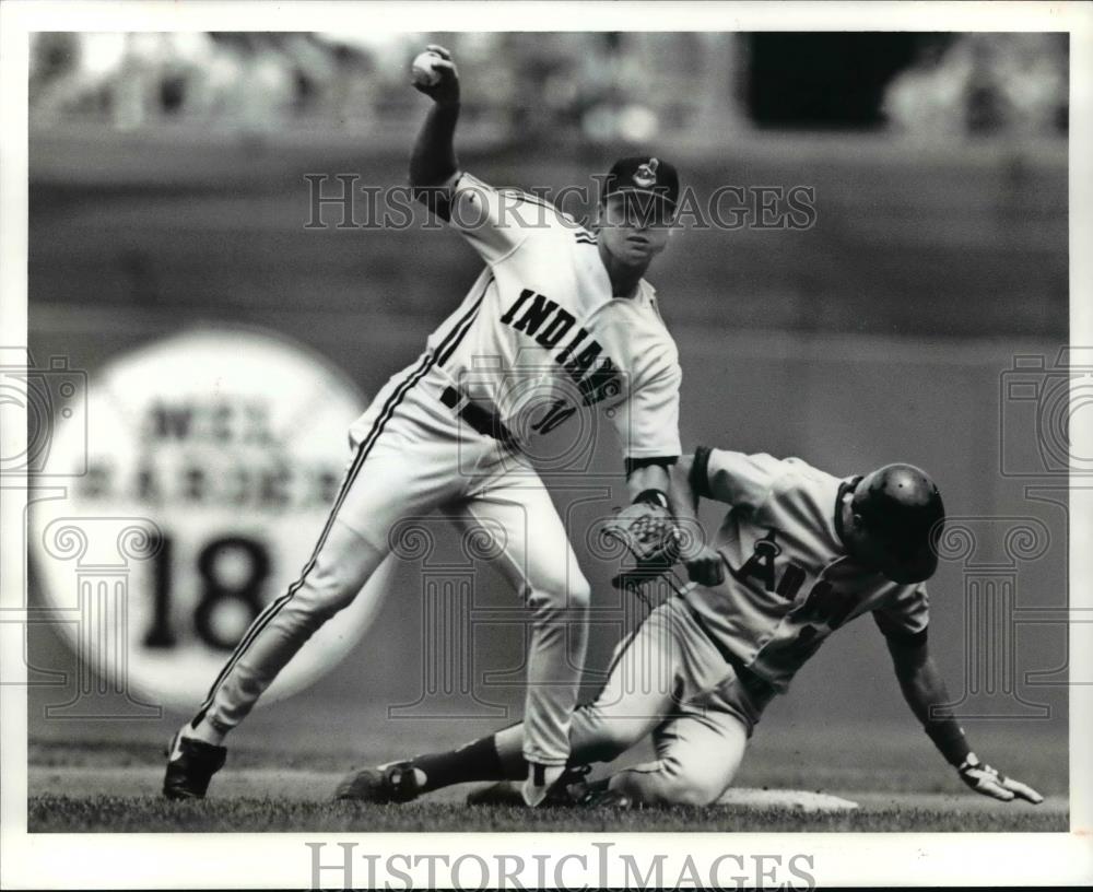 1991 Press Photo Mark Lewis Forces Out Luis Sojo at Second Base - cvb58656 - Historic Images