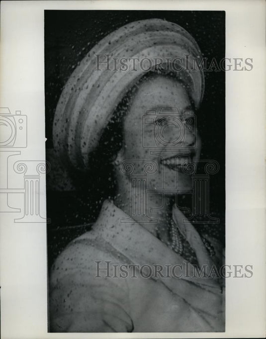 1963 Press Photo Queen Elizabeth Arriving To Scotland On Vacation - nef01381 - Historic Images
