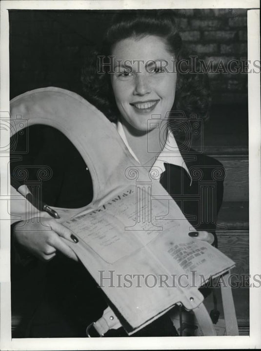 1943 Press Photo Mrs. Lloyd Holds Life Preserver Used By Her Husband Lt. Lloyd - Historic Images