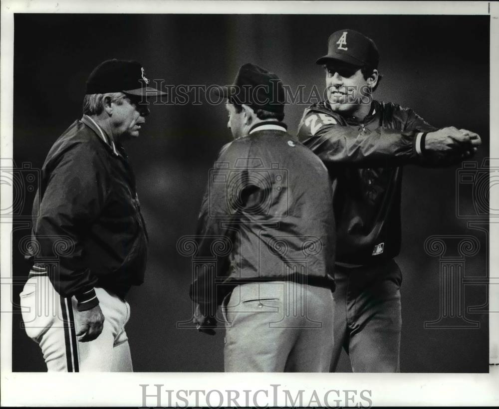 1989 Press Photo oc Edwards argues a call by 2nd base umpires - cvb57698 - Historic Images
