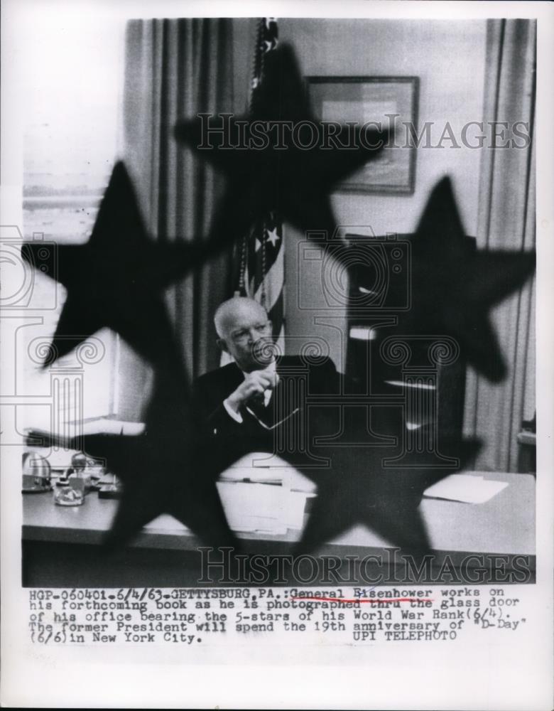 1963 Press Photo General Eisenhower Photographed Thru His Office Glass Door - Historic Images