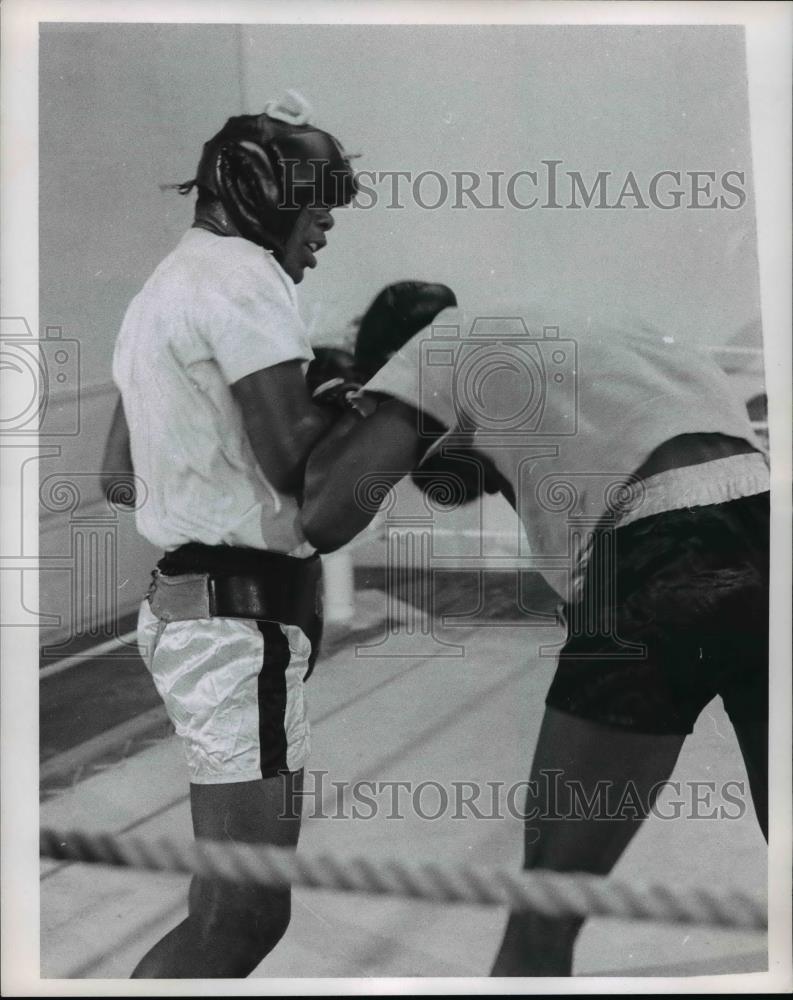 1971 Press Photo Floyd Patterson spars with Steve Jones - cvb58948 - Historic Images