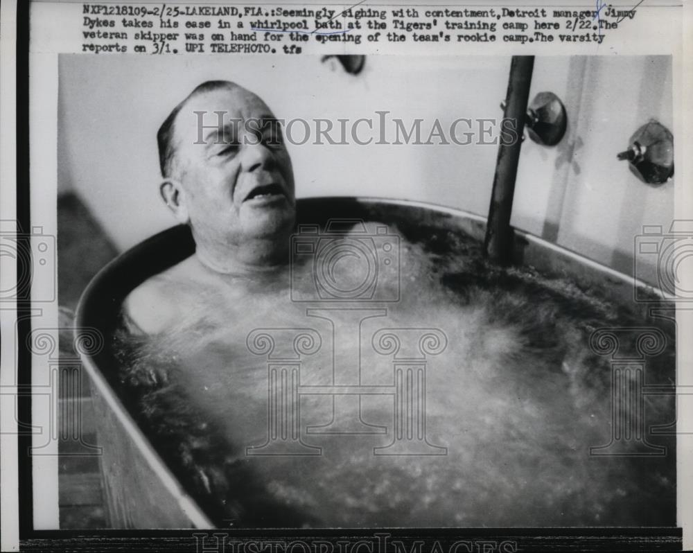 1960 Press Photo Detroit Tigers manager Jimmy Dykes in whirlpool - net02963 - Historic Images