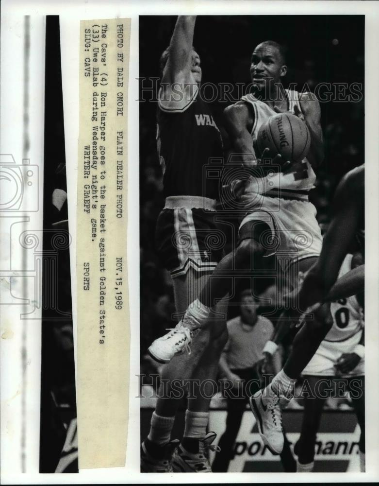 1989 Press Photo Ron Harper Goes to the Basket Against Uwe Blab - cvb64737 - Historic Images