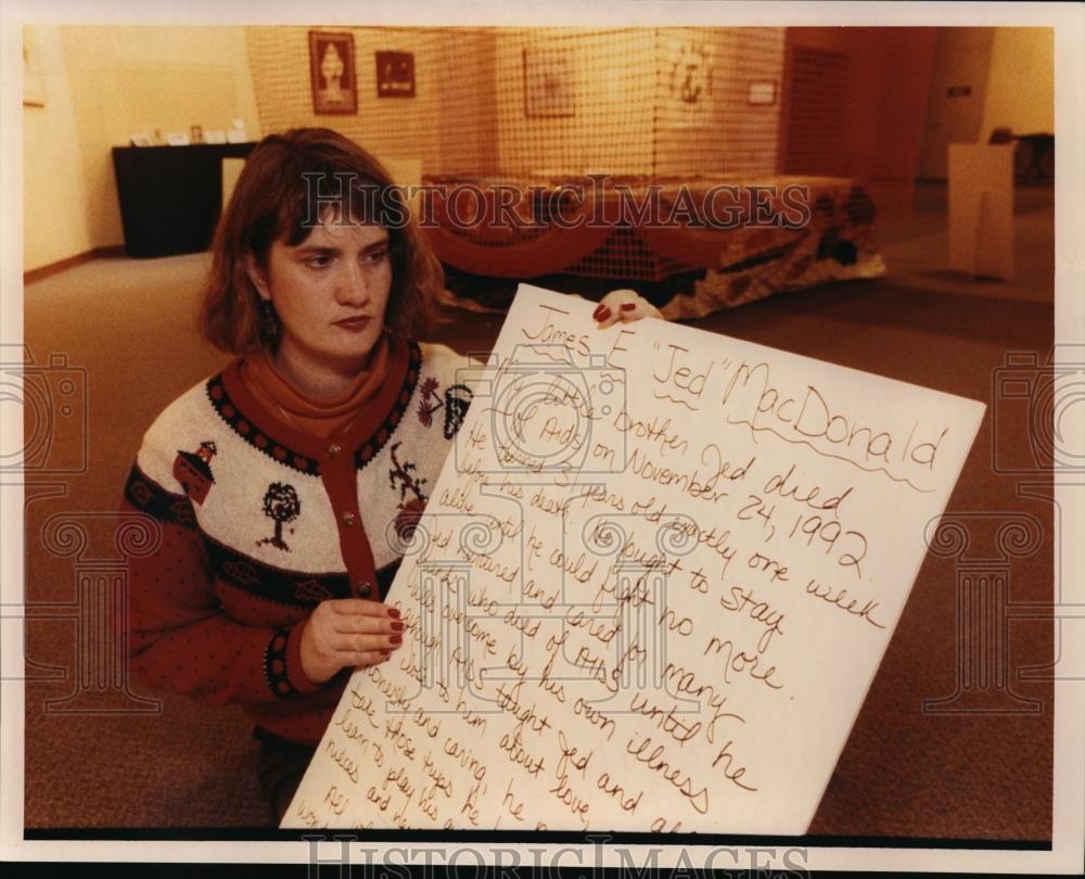 1992 Press Photo Lest We Forget, Nancy Lindberg displays message she wrote. - Historic Images