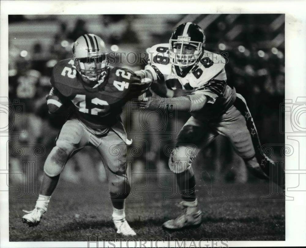 1986 Press Photo Mentor running back Troy Frazier eludes Chris Nicholson tackle - Historic Images